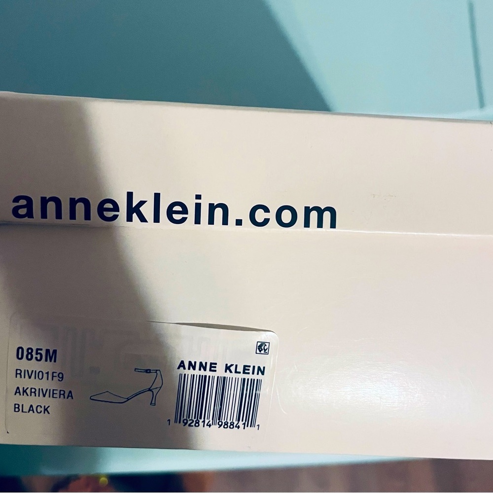 New in box, never worn. Size 9 Anne Klein heels